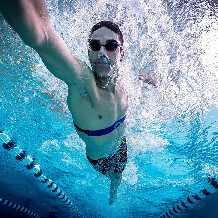 Swimming athlete using the Garmin HRM-Tri while practicing