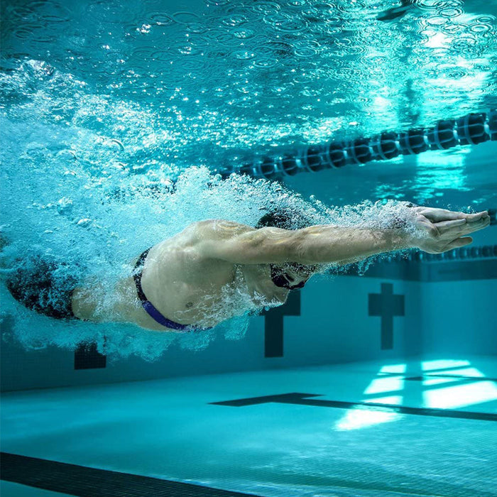 Swimming athlete using the Garmin HRM-Tri while practicing